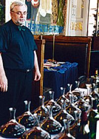 Po celý večer o vínech hezky vyprávěl Ing. Vladimír Orčík.