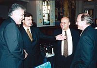 Hosty uvítal ředitel Francouzské restaurace Jan Štěpánek. Zleva Ivan C. Chadima, Jan Štěpánek, Milan Klesnil, John Stotter.