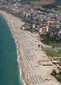 Dole pod námi je Kleopatřina pláž a jeskyně.