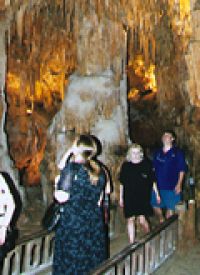 Má bohatou krápníkovou výzdobu.