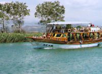 U ústí řeky do moře posádka připravila vynikající oběd.