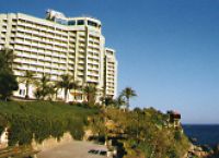 V Antalyi bydlíme v pětihvězdičkovém hotelu Resort Dedeman Antalya. Je na útesu. Od bazénu k průzračnému moři možno i zdviží.