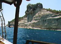 Krásně členité pobřeží. Křišťálově čistá voda. Příjemné potápění.