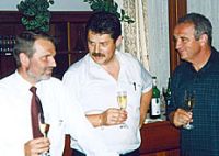 Pořadatelé Pardubického festivalu vína Oldřich Bujnoch a Karel Pobuda ve vřelé diskusi s vinařským odborníkem prof. Fedorem Malíkem.