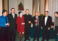 Uprostřed účastníků Pardubického festivalu vína vítěz Sommeliérské soutěže Ivo Dvořák.