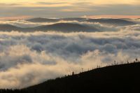 Zejména za podzimní inverze s mraky tlačenými teplým vzduchem dolů do údolí jsou se vyplatí stát nahoře na kopcích