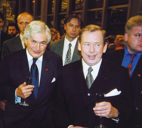 Utrácí 350 až 400 USD denně